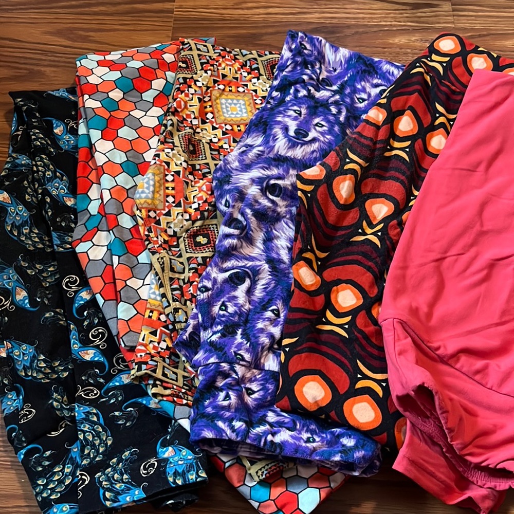 Six pairs of LULAROE leggings. ONE SIZE